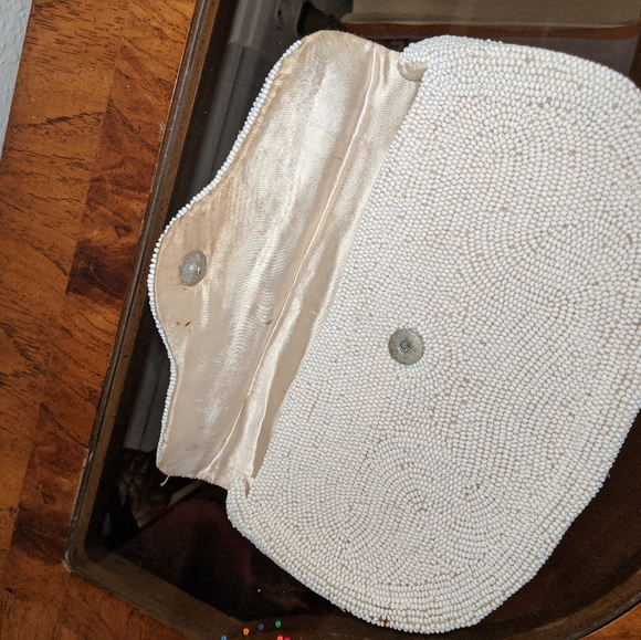 Hand held purse. All white beads 1940's era. - Picture 1 of 3